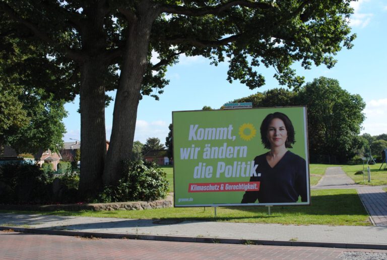 Grüner Wahlkampf am Wahrzeichen von Itzstedt: Annalena an der Doppeleiche